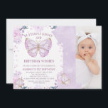 Invitation Parties scintillant violette Photo Papillon Baiser<br><div class="desc">Parties scintillant violette Photo Papillon Baisers 1er anniversaire Invitation Belle invitation à l'anniversaire papillon doux avec trois arrangements floraux violets d'aquarelle, papillons violets avec une parties scintillant en faux or, grande aquarelle numéro un et la photo de votre petite fille sur le côté droit. Ce doux papillons embrasse et voeux...</div>