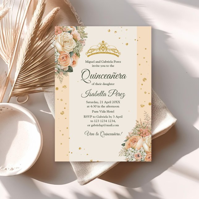 Invitation Pêche Peonies et Parties scintillant Tiara Quincea (Peach Peonies and Glitter Tiara Quinceanera Invite on a white table with neutral decor.)