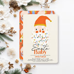 Invitation Père Noël Baby Christmas Holiday Baby shower<br><div class="desc">Cette mignonne invitation de baby shower "bébé père Noël" sans sexe présente un visage/tête Père Noël avec des lumières colorées de Noël sur un arrière - plan crème. Au verso, on retrouve un arrière - plan rouge avec un motif de fête en rouge. Personnalisez-le selon vos besoins. Vous pouvez trouver...</div>