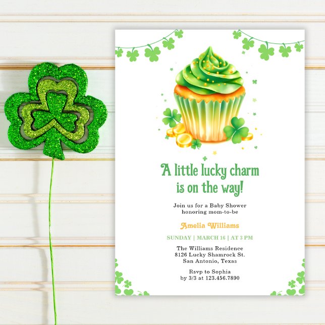 Invitation Petit Baby shower de Cupcake de Clover de Charme L (Green and Gold St. Patrick's Day Baby Shower Invitation – Shamrock and Cupcake Theme)