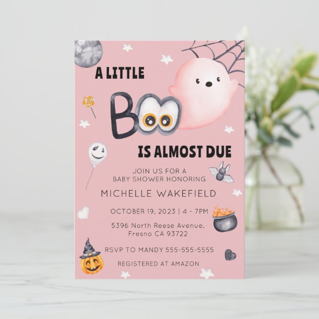 Invitation Petit Boo Est Due Girl rose Halloween Baby shower (Debout devant)