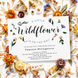 Invitation Petit Fleur sauvage sur le chemin Baby shower flor<br><div class="desc">Un petit fleur sauvage est sur le chemin de baby shower invitation avec des fleurs. Il est idéal pour un baby shower d'été, une douche de jardin ou n'importe quelle période de l'année lorsque vous cherchez un thème de douche fleurie sans souci. Simplement, customisez cette invitation, ajoutez-la à votre panier...</div>