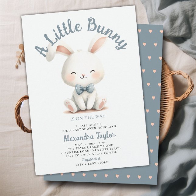 Invitation Petit Lapin Bow Cravate mignonne Simple bébé garço (a little bunny baby boy shower invitation springtime easter garden picnic dusty blue white cute)