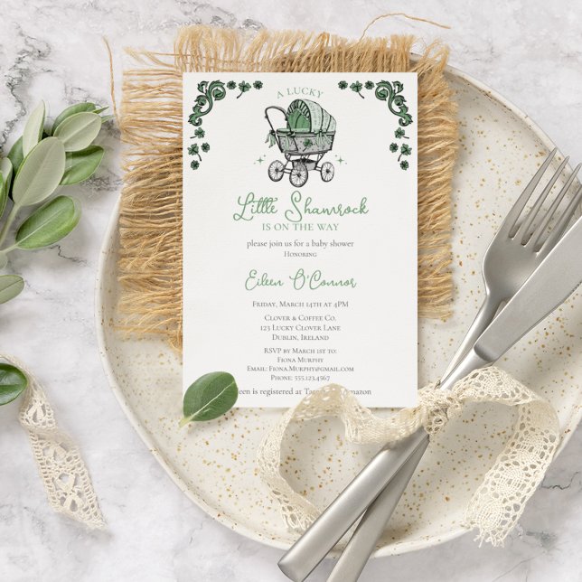 Invitation Petit Trèfle Chanceux Fête de Naissance St Patrick (Elegant Green White Irish St Patrick's Day Baby Shower Vintage Baby Carriage, Lucky Green Shamrocks.)