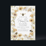 Invitation Petite abeille de miel Chamomile & Anniversaire de<br><div class="desc">Cette invitation d'anniversaire "notre petite abeille au miel", élégante et boho, présente des abeilles volantes et des marguerites jaunes et une camomille blanche en aquarelle. L'envers est orné d'un arrière - plan blanc aux motifs floraux. Personnalisez-vous pour répondre à vos besoins. Vous pouvez trouver d'autres produits correspondants dans mon magasin....</div>