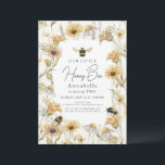 Invitation Petite abeille de miel Chamomile & Anniversaire de<br><div class="desc">Cette invitation d'anniversaire "notre petite abeille au miel", élégante et boho, présente des abeilles volantes et des marguerites jaunes et une camomille blanche en aquarelle. L'envers est orné d'un arrière - plan blanc aux motifs floraux. Personnalisez-vous pour répondre à vos besoins. Vous pouvez trouver d'autres produits correspondants dans mon magasin....</div>