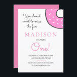 Invitation Petite Fille De Donut Rose Qui Fête Son Premier An<br><div class="desc">Comme c'est adorable cette mignonne invitation de premier anniversaire de beigne rose! C'est parfait pour inviter les invités à aider à célébrer son premier anniversaire. Fournitures de partie correspondant disponibles.</div>