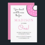 Invitation Petite Fille De Donut Rose Qui Fête Son Premier An<br><div class="desc">Comme c'est adorable cette mignonne invitation de premier anniversaire de beigne rose! C'est parfait pour inviter les invités à aider à célébrer son premier anniversaire. Fournitures de partie correspondant disponibles.</div>
