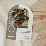 Invitation Photo 40e anniversaire de l'arc de FORTY minimale<br><div class="desc">Rejoignez-nous pour célébrer la grande FORTY avec notre minimal Arch 40th Birthday Invitation! Doté d'une superbe photo en arc de l'étoile d'anniversaire,  dressée contre une bande de cappuccino sophistiquée et accentuée d'élégantes lettres blanches "quarante". Notre modèle de réception personnalisable vous permet d'ajouter votre touche personnelle.</div>
