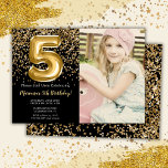 Invitation Photo Black Gold Kids Girl 5e fête d'anniversaire<br><div class="desc">Photo élégante en noir et or 5ème anniversaire invitation pour une fille de 5 ans avec un script élégant écriture de police or design et des ballons de papier amusant.</div>