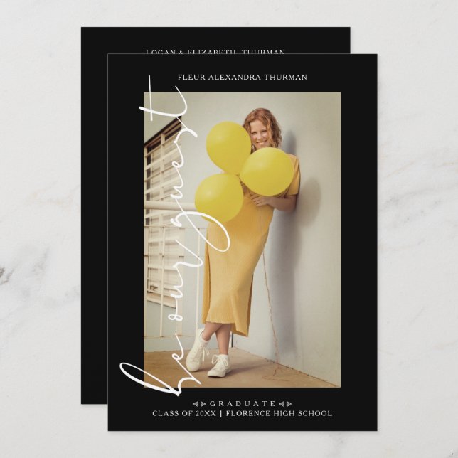 Invitation Photo Black Trendy Soyez Notre Invité Graduation S (Devant / Derrière)