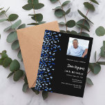 Invitation photo bleu marine noire<br><div class="desc">Une invitation moderne,  élégante et raffinée. Un arrière - plan noir décoré de confettis bleus. Personnalisez et ajoutez une photo,  un nom et des détails de la fête. Texte blanc. 1 feuille = 1 invite imprimé bord à bord.</div>