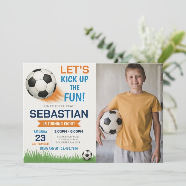 Invitation Photo d'anniversaire de football modifiable (Debout devant)