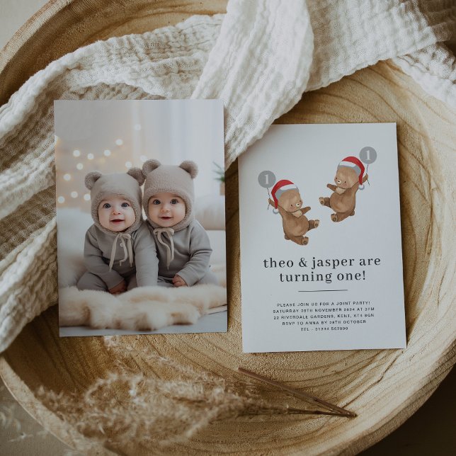 Invitation Photo d'anniversaire de jumeaux avec ours portant  (Twins Bear Balloon Santa Hat First Photo Invitation)