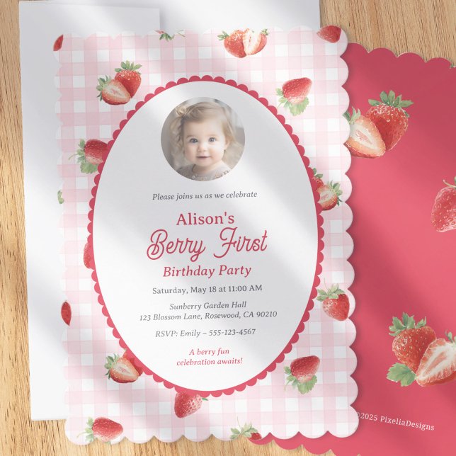 Invitation Photo d'anniversaire de la première fille Strawber (Strawberry Themed Berry First Birthday invitation with photo.)