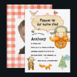 Invitation Photo d'anniversaire Gingham Lumberjack Kids<br><div class="desc">Habillez-vous de flanelle pour vous amuser avec cette adorable invitation d'anniversaire sur le thème des bûcherons ! Avec un bûcheron joueur, des animaux de la forêt et un motif gingham rouge cosy au dos, ce design est parfait pour les célébrations en plein air ou rustiques. Entièrement personnalisable avec les détails...</div>