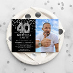 Invitation Photo d'anniversaire moderne Black & Silver 40th S<br><div class="desc">Invitation de fête d'anniversaire moderne noir et argent surprise pour quelqu'un qui a 40 ans! Doté d'un arrière - plan noir, d'une photographie de l'homme/femme d'anniversaire, de confettis de parties scintillant en faux argent, de ballons d'argent pour le 40e anniversaire et d'un modèle d'anniversaire élégant qui est facile à customiser....</div>