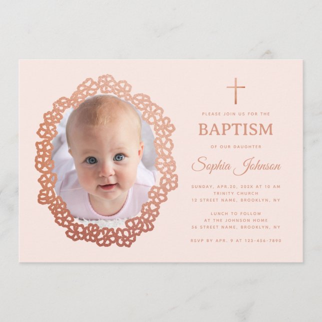 Invitation Photo de baptême de petite fille rose dans une cou (Devant)