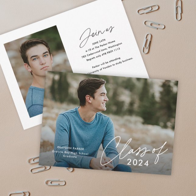 Invitation Photo de classe de finissants Script Diplôme  (Simple modern class of 2024 (editable year) script photo graduation invitation announcement.)