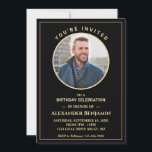 Invitation Photo de fête d'anniversaire Black Gold Personnali<br><div class="desc">Photo de fête d'anniversaire Black Gold Personnaliser l'invitation La carte d'invitation est moderne et élégante pour la fête d'anniversaire de cette personne spéciale. Remplacez par vos informations et votre photo. Envoyez-le ensuite à votre invité. Personnalisez-le.</div>