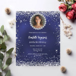 Invitation photo de fête d'anniversaire bleu marin<br><div class="desc">Pour une élégante fête d'anniversaire de 40 ans (ou tout âge). Un fond bleu marine de couleur inégale. Décoré de confettis argentés faux. Personnalisez et ajoutez un nom et les détails de la fête. Ajoutez votre photo dans le cadre de diamant faux. Le nom est écrit avec un style d'écriture...</div>