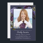 Invitation Photo de fête du 40e anniversaire Moody Purple Flo<br><div class="desc">Moody et mystérieux roses et pivoines violets donnent le ton à cette élégante fête du 40e anniversaire. Le texte blanc apparaît vraiment ! Formel mais avec une touche moderne pour la femme qui a toujours eu un sens du style et aime les fleurs. Cet article fait partie de la collection...</div>
