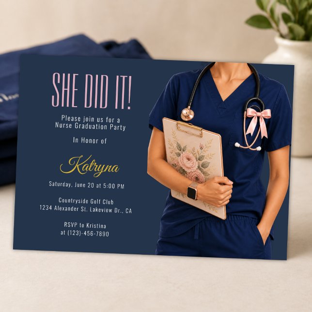Invitation photo de fin d'études d'infirmière coqu (Elegant nurse graduation invitation with floral clipboard and soft bow detail)