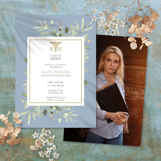 Invitation Photo de fin d'études d'infirmière Greenery Dusty  (Greenery Dusty Blue RN Nursing Graduation Photo Invitation)