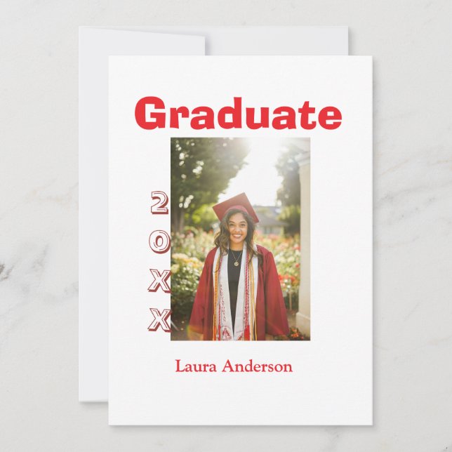 Invitation Photo de graduation en gras rouge avec nom et text (Devant)