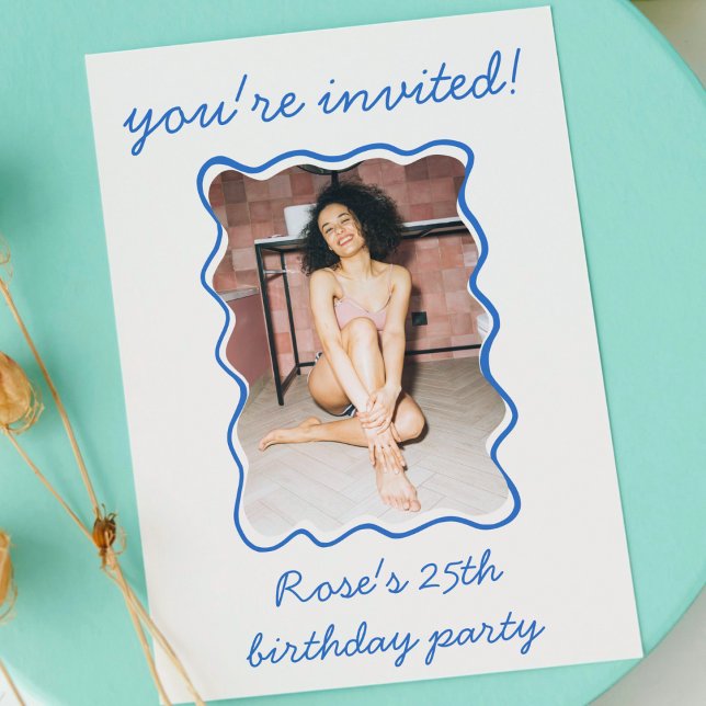 Invitation Photo de la frontière agitée tirée à la main (quirky funk hand drawn wavy border frame photo birthday party invitation blue modern cute bday card)