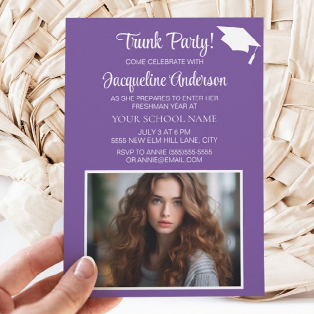 Invitation Photo de la partie de la casquette de graduation b (Purple graduation Trunk Party photo invitation)