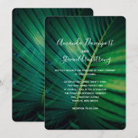 Photo de mariage gros plan sur une feuille de palm