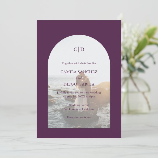 Invitation Photo de mariage moderne à arche violette élégante (Debout devant)