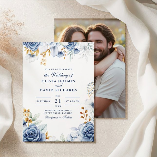 Invitation Photo de mariage moderne de couple floral bleu et  (Modern Blue and Gold Floral Couple Photo Wedding Invitation on an elegant fabric with botanical.)