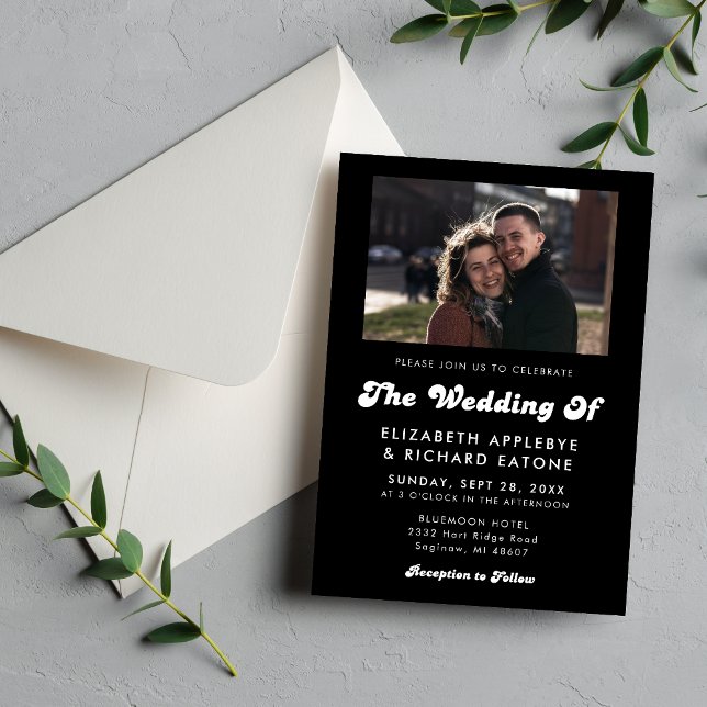 Invitation Photo de mariage rétro chic en noir et blanc (Retro black and white photo invitation captures your love story with timeless, stylish charm.)