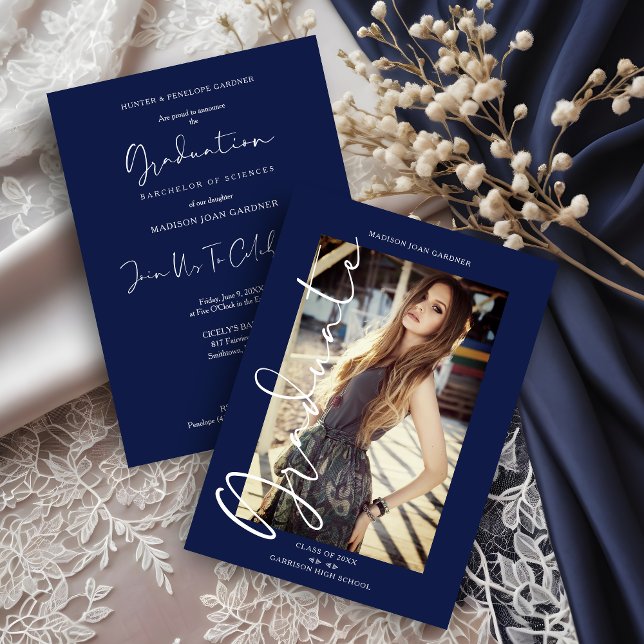 Invitation Photo de mode Navy Typographie fantaisiste Dégradé (Navy Blue and White Trendy Photo Whimsical Typography Simple Graduation Invitation Card. )