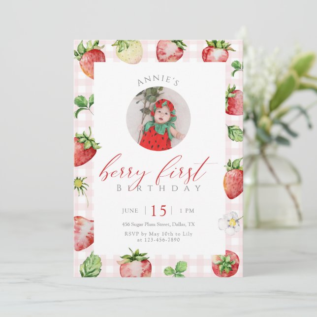Invitation Photo de premier anniversaire Strawberry Berry (Debout devant)