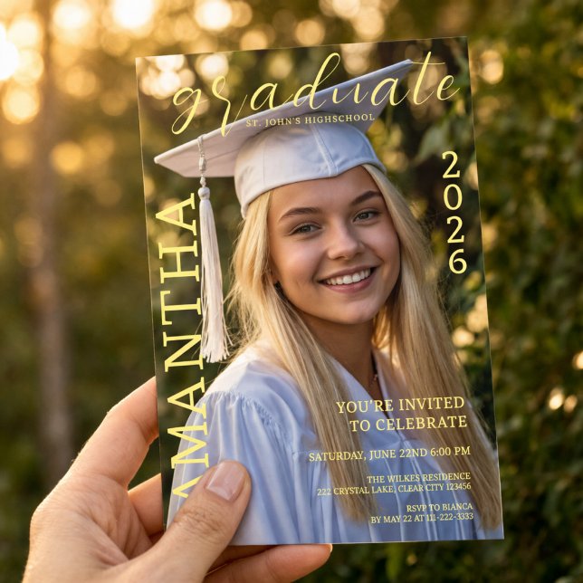 Invitation Photo de Remise de Diplômes Moderne (Modern photo graduation design with a clean magazine-style layout and elegant gold text)