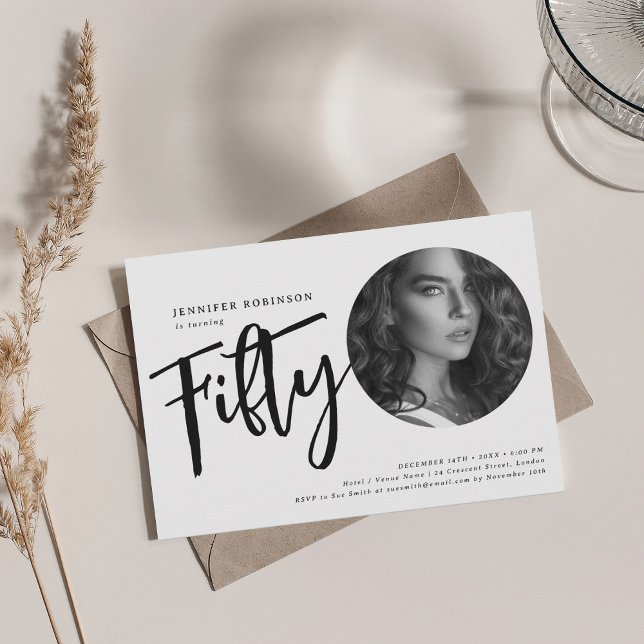 Invitation Photo de script moderne 50e anniversaire noir et b (Modern Script Photo 50th Birthday Black & White Invitation)