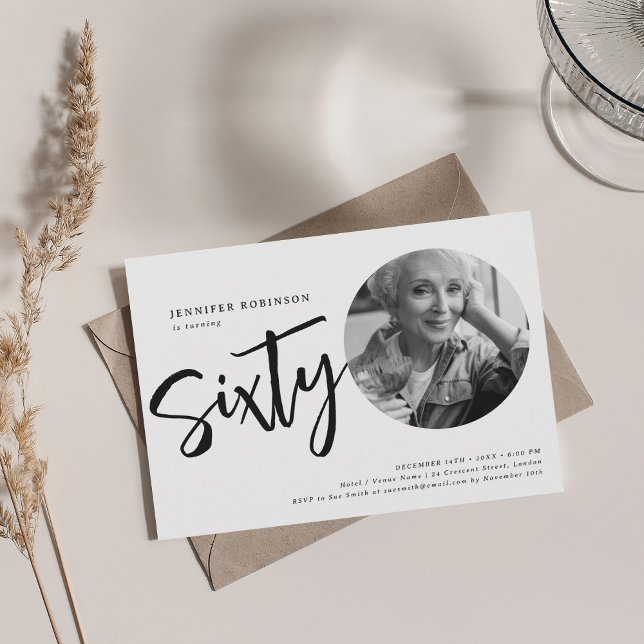 Invitation Photo de script moderne 60e anniversaire noir et b (Modern Script Photo 60th Birthday Black & White Invitation)