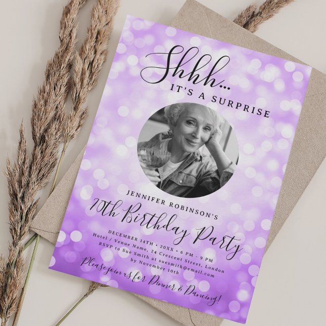 Invitation Photo de SURPRISE 70e Anniversaire Violet Sparkle  (SURPRISE Photo 70th Birthday Purple Sparkle Bokeh Invitation)