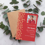 Invitation Photo d'or rouge anniversaire<br><div class="desc">Une invitation moderne,  élégante et raffinée. Un arrière - plan rouge décoré de faux confettis d'or. Personnalisez et ajoutez une photo,  un nom et des détails de la fête. Texte blanc.</div>