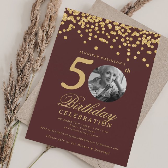 Invitation Photo élégant 50e Anniversaire Confettis dorés Bou (Elegant Photo 50th Birthday Gold Confetti Burgundy Invitation)