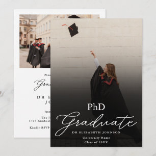 Invitation Photo Élégant Script PhD Fête de Remise des Diplôm