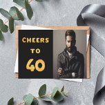 Invitation Photo fête du 40e anniversaire applaudissant le te<br><div class="desc">Une invitation branchée à la fête du 40e anniversaire. Avec le texte : Cheers à 40 sur l'avant écrit avec des lettres de faux ballon d'or. Arrière - plan noir. Modèle pour votre photo. Ajoutez les détails de votre événement à l'arrière. Lettres blanches,  arrière - plan noir.</div>