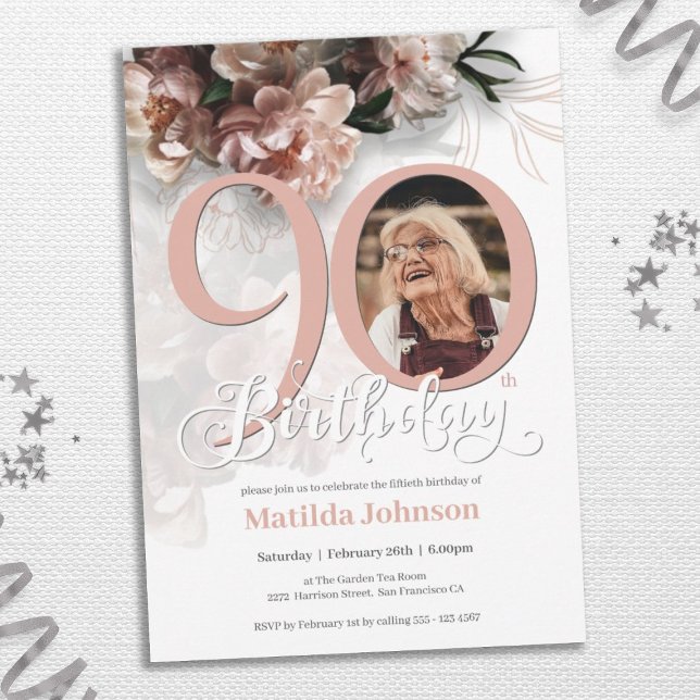 Invitation Photo florale rose personnalisée 90e fête d'annive (90th Birthday White Pink Lush Floral Custom Photo Invitation)