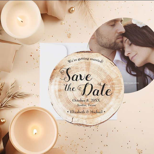 Invitation Photo Mariage rustique Wood Grain Enregistrer la d (Unique round Wedding save the date, wood cut slice with instant customizable photo website and names)