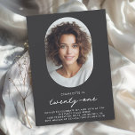 Invitation Photo minimale moderne 21e anniversaire<br><div class="desc">Simple, minimaliste et si élégante, cette invitation à la fête d'anniversaire célèbre quelqu'un qui a 21 ans. Le design simple et moderne en noir plat avec un arrière - plan blanc cassé met l'accent sur l'invité d'honneur alors qu'ils se préparent à célébrer cet anniversaire marquant. Le cadre ovale unique a...</div>