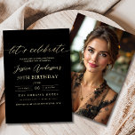 Invitation Photo minimaliste Black Gold Anniversaire<br><div class="desc">Célébrez 30 ans de style avec un script minimaliste Invitation d'anniversaire noir et or! Avec des accents noirs et or élégants, une typographie de script élégante et un design épuré et moderne, cette invitation donne le ton d'une célébration sophistiquée. Parfait pour tous les lieux, des salons chic aux réunions intimes,...</div>