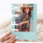 Invitation Photo moderne 50th Birthday Party<br><div class="desc">Marquez le grand Cinq-O avec flair ! Notre invitation moderne à 50e anniversaire est conçue pour être aussi tendance que vous. Doté d'un arrière - plan turquoise élégant que vous pouvez facilement changer à n'importe quelle couleur désirée et d'un texte blanc gras "CINQUANTE", c'est la façon parfaite de donner le...</div>